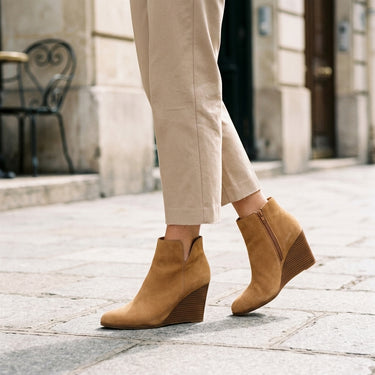 Bottines Héloïse marron portées avec un pantalon beige