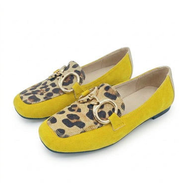 Apolline mocassin plat femme léopard jaune à boucle dorée, paire vue de trois-quarts