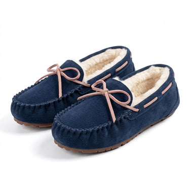 Clémence mocassin femme fourré en daim bleu, paire vue de trois-quarts