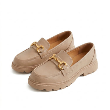Margaux mocassin femme à chaîne dorée beige, paire vue de trois-quarts