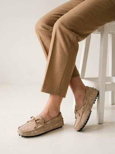 Mocassin souple femme en daim Maëlys porté assise