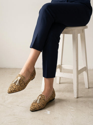 Mocassin femme léopard à glands Joséphine porté assise
