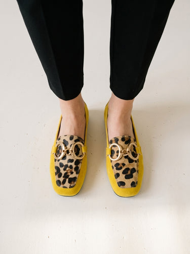 Mocassin plat femme léopard Apolline porté vue de dessus