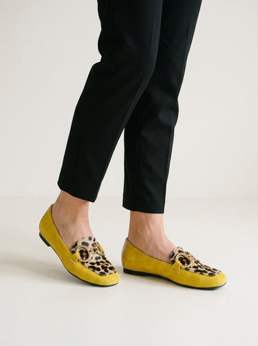 Mocassin plat femme léopard Apolline porté