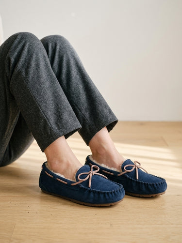 Mocassin femme fourré en daim Clémence porté assise