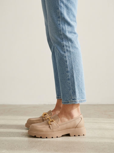 Mocassin femme à chaîne dorée Margaux porté de profil