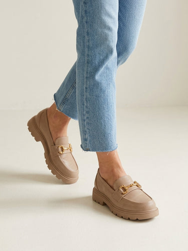 Mocassin femme à chaîne dorée Margaux porté